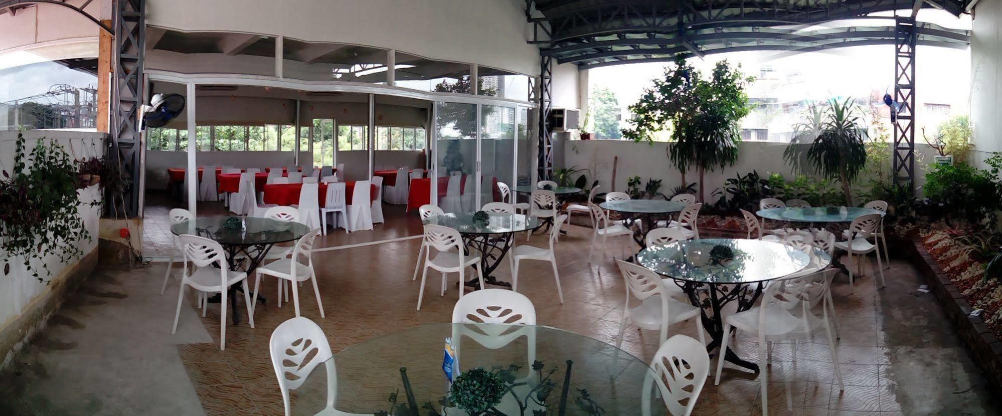 The Center Suites Cebu Extérieur photo